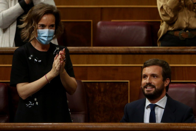 La portavoz del Grupo Popular, Cuca Gamarra, aplaude al lado del líder del PP, Pablo Casado