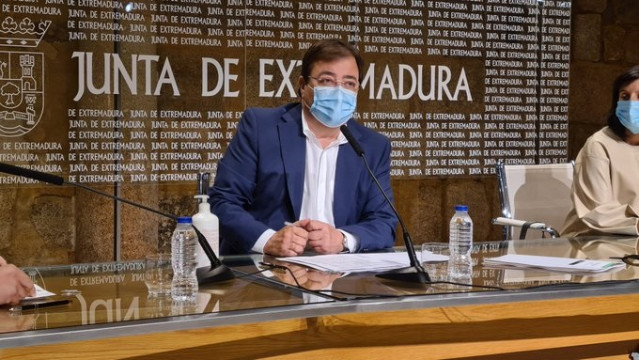 El presidente de la Junta, Guillermo Fernández Vara, en rueda de prensa este martes