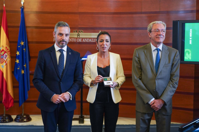 El  consejeros de Hacienda, Industria y Energía, Juan Bravo (1i), y Economía, Conocimiento, Empresas y Universidad, Rogelio Velasco (1d),  y la presidenta del Parlamento, Marta Bosquet, (c) posan tras la entrega del proyecto de Ley de Presupuestos 2020.