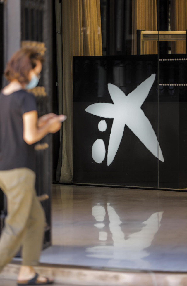 Logo de Caixabank en el edificio de la sede de Caixabank, en Valencia, Comunidad Valenciana (España), a 4 de septiembre de 2020.