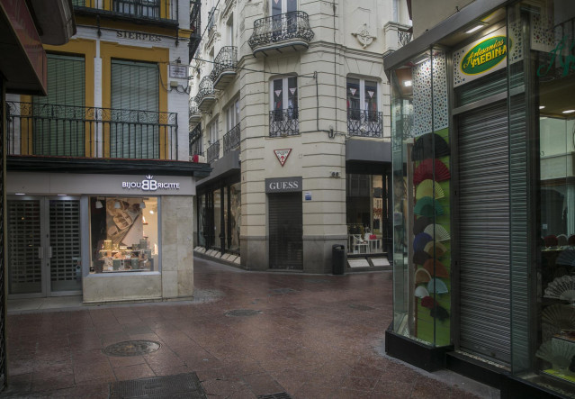Tiendas cerradas del centro de Sevilla en el estado de alarma por coronavirus, Covid-19.