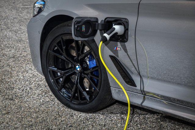 Imagen de un coche electrificado cargándose.