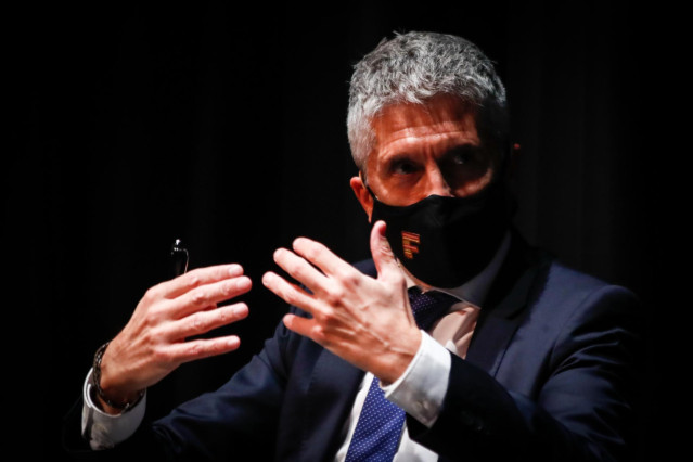 El ministro del Interior, Fernando Grande-Marlaska, participa en la presentación del libro homenaje 'Compañero del metal, miradas a la figura de José María Calleja', en el Círculo de Bellas Artes, en Madrid (España), a 26 de octubre de 2020.