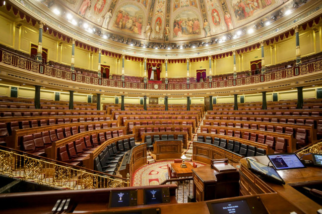 Hemiciclo vacío del Congreso de los Diputados tras la suspensión de la actividad parlamentaria por el estado de alarma