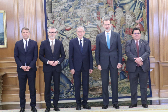 El Rey Felipe VI mantiene un encuentro con el Presidente Federal de la República Austria, Alexander Van der Bellen (3i),durante la XXV Conferencia de Naciones Unidas sobre el Cambio Climático (COP25), en Madrid (España) en diciembre de 2019.