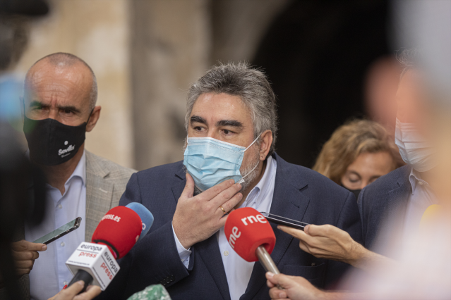 El ministro de Cultura y Deporte, José Manuel Rodríguez Uribes (c), atiende a los medios de comunicación en su visita la Fábrica de Artillería. En Sevilla (Andalucía, España), a 02 de octubre de 2020.