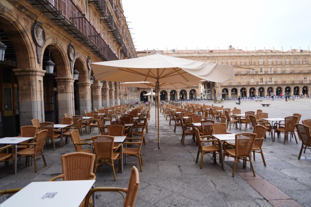 Terraza vacía en la Plaza Mayor de Salamanca