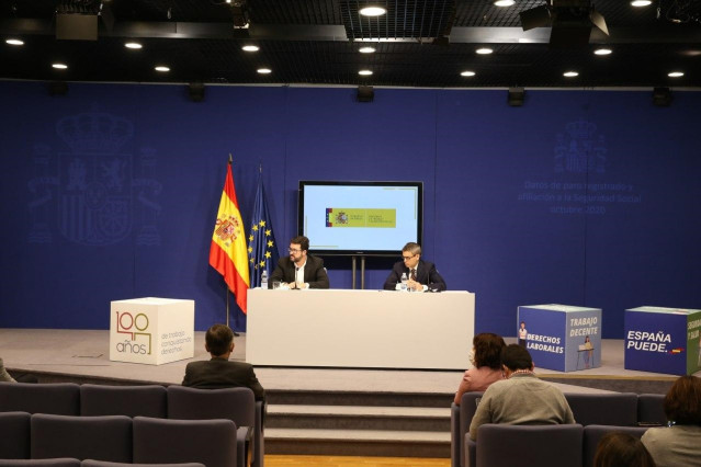 El secretario de Estado de Empleo y Economía Social, Joaquín Pérez Rey, y el de Seguridad Social y Pensiones, Israel Arroyo