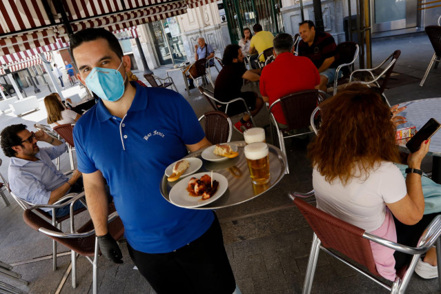 Clientes en las terrazas de los bares de la Plaza de las Flores en la capital de Murcia