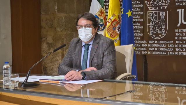 El vicepresidente segundo y consejero de Sanidad y Servicios Sociales de la Junta de Extremadura, José María Vergeles, en rueda de prensa sobre el Covid-19