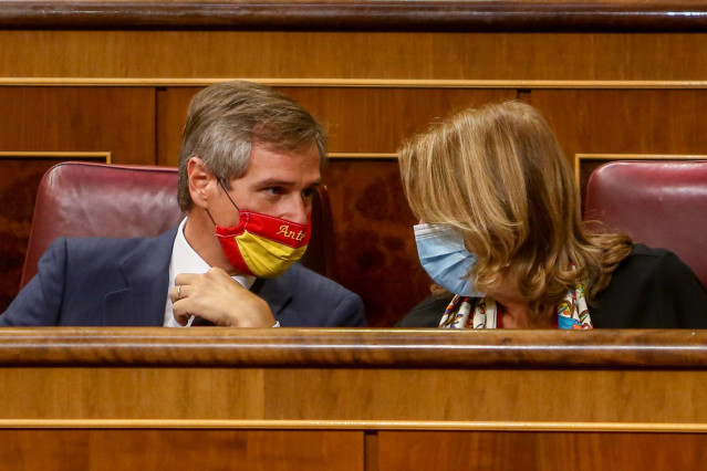 El vicesecretario de Política Territorial del PP, Antonio González Terol, mantiene una conversación con la vicesecretaria de Política Sectorial del PP, Elvira Rodríguez, en el Congreso. en Madrid (España), a 20 de octubre de 2020.
