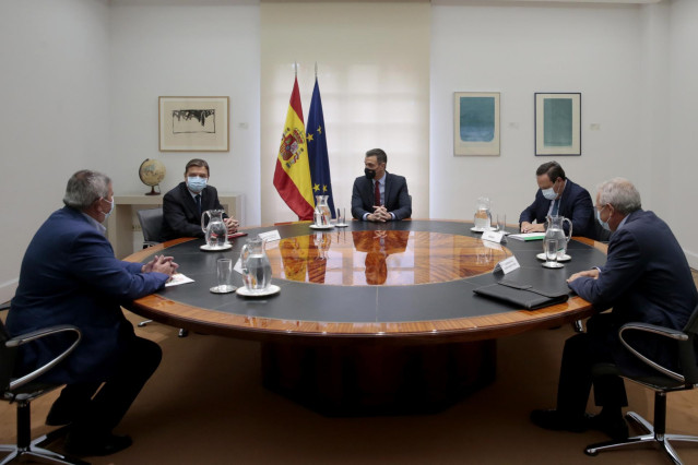 El presidente del Gobierno, Pedro Sánchez, acompañado del ministro de Agricultura, Pesca y alimentación, Luis Planas, mantiene un encuentro con representantes de organizaciones profesionales agrarias y cooperativas agro-alimentarias de España