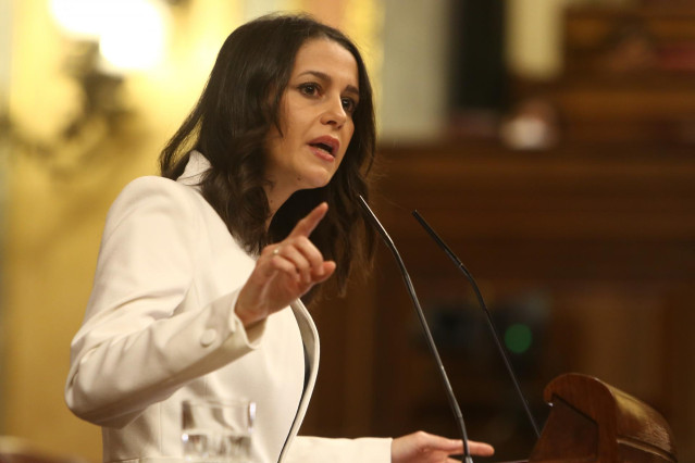 La presidenta de Ciudadanos, Inés Arrimadas, interviniendo desde la tribuna en el Pleno del Congreso de los Diputados.
