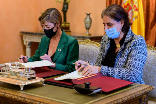 La presidenta del Consejo General de la Abogacía Española y de su Fundación, Victoria Ortega, y la subsecretaria  de Asuntos Exteriores, Unión Europea y Cooperación, María Celsa Nuño García