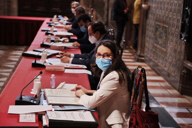 El conseller de Hacienda, Vicent Soler (2d), y la vicepresidenta y consellera de Igualdad y Políticas Inclusivas, Mónica Oltra (1d)