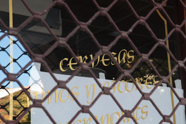 Verja bajada de un establecimiento cerrado en Logroño, La Rioja (España), a 30 de octubre de 2020. Hoy entran en vigor nuevas medidas restrictivas en La Rioja que se suman a las anunciadas el pasado 21 de octubre - que confinaban perimetralmente toda la C