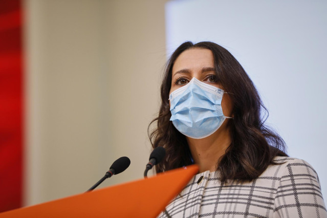 La presidenta de Ciudadanos, Inés Arrimadas, interviene en una rueda de prensa en la sede del partido, en Madrid (España), a 23 de octubre. En su intervención ha pedido al presidente del Gobierno, Pedro Sánchez, medidas “contundentes”, y ha señalado que “