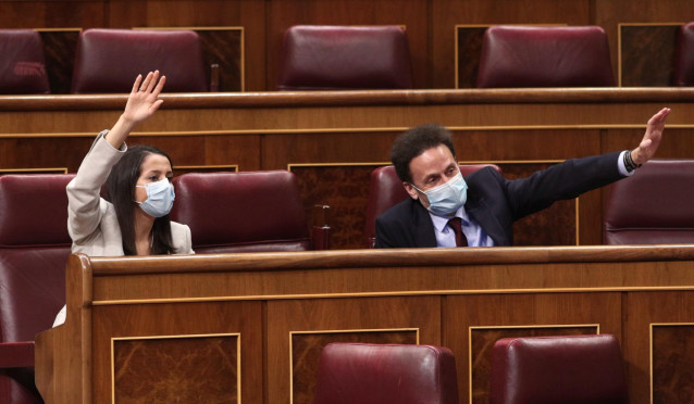 La presidenta de Ciudadanos, Inés Arrimadas, y el portavoz adjunto de Ciudadanos en el Congreso, Edmundo Bal, levantan la mano durante una nueva sesión de control al gobierno en el Congreso de los Diputados, en Madrid, (España), a 30 de septiembre de 2020