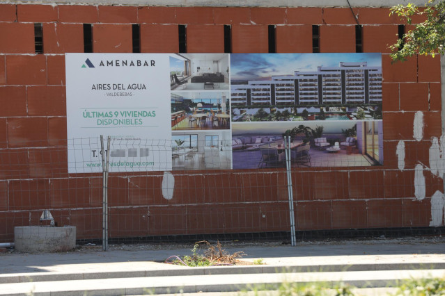 Cartel de una promotora anunciando la construcción de un edificio de viviendas en Madrid (España), a 6 de julio de 2020.