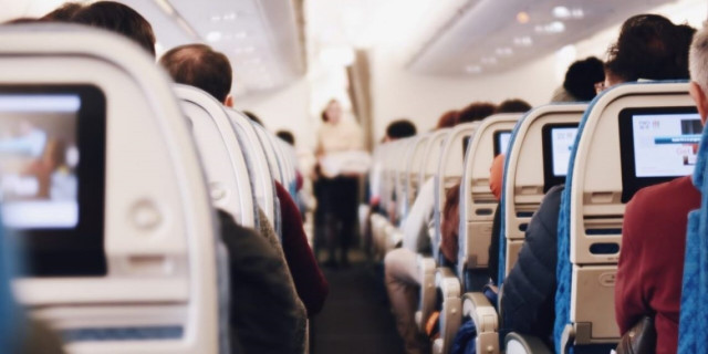 Pasajeros a bordo de un avión
