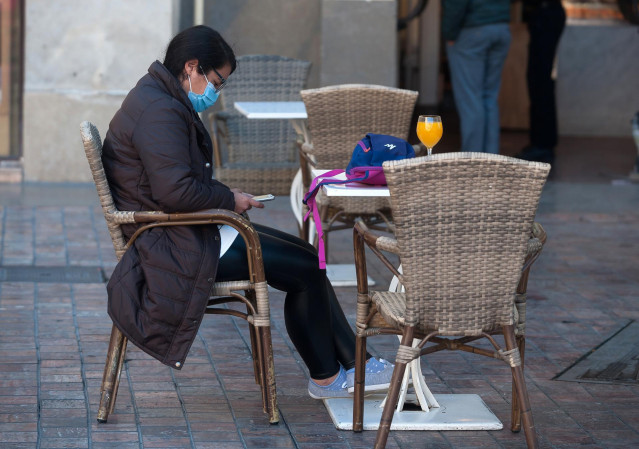 Consumidora en terraza de Málaga a 26 de octubre 2020