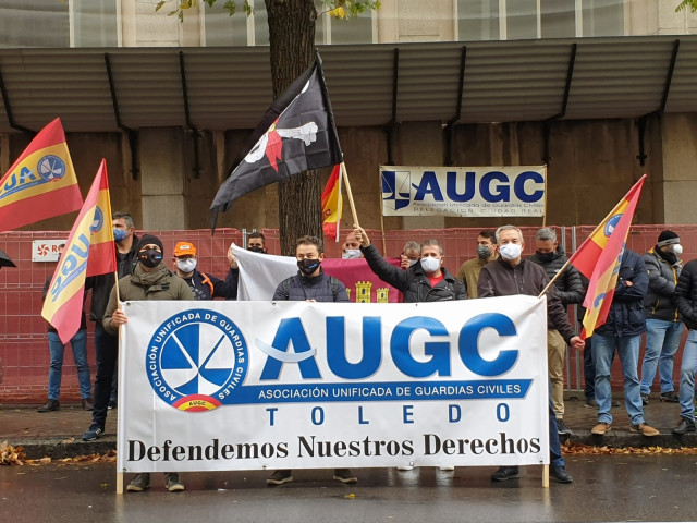 Miembros de AUGC protestan en la Dirección General de la Guardia Civil por 