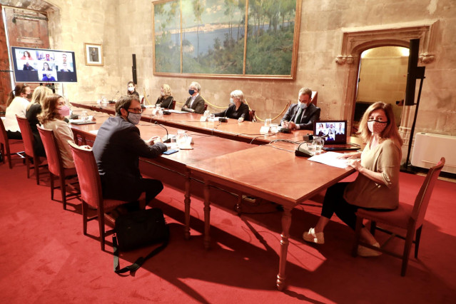 La presidenta del Govern, Francina Armengol, en la reunión con hoteleros.