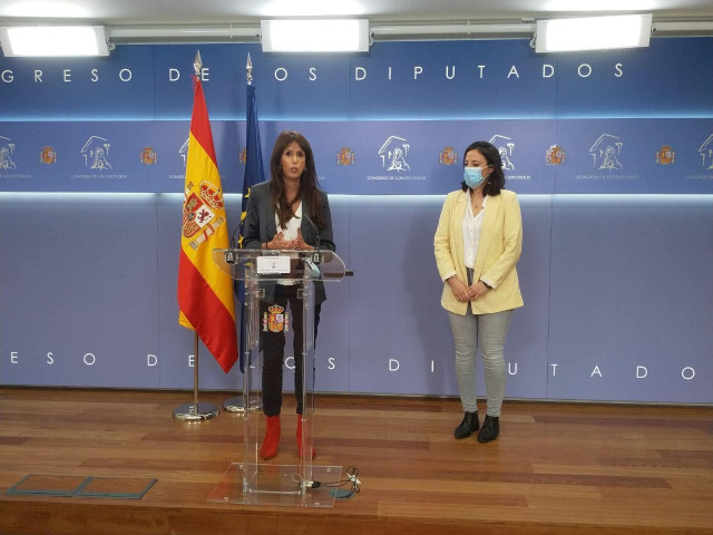 La secretaria general de Podemos Andalucía, Martina Velarde, y la diputada nacional por Sevilla Isabel Franco, en rueda de prensa en el Congreso sobre su petición de información de la ejecución de los fondos Covid en Andalucía.