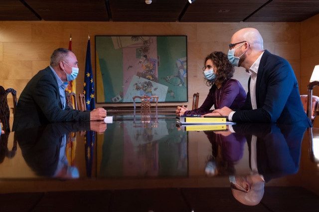 El diputado de Compromís en el Congreso, Joan Baldoví, reunido con la ministra de Hacienda, María Jesús Montero, y el secretario de Estado de Derechos Sociales, Nacho Álvarez.