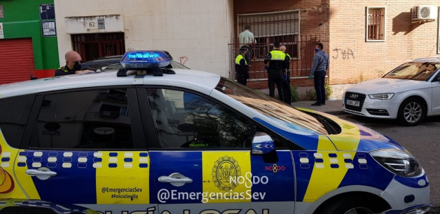 Actuación de la Policía Local de Sevilla en un intento de ocupación de una vivienda deshabitada. Foto de archivo
