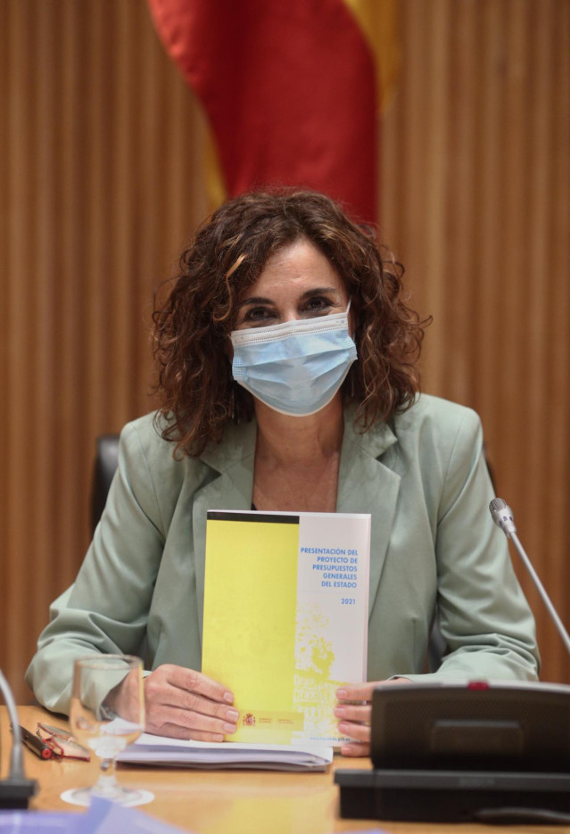 (ILa ministra de Hacienda y Función Pública, María Jesús Montero, con los Presupuestos de 2021