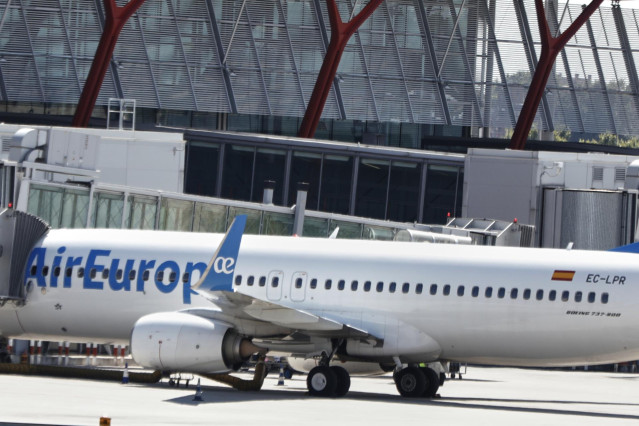 Aviones de Air Europa en la pista de aterrizaje de la Terminal T4 del aeropuerto Adolfo Suárez Madrid-Barajas, en Madrid (España)