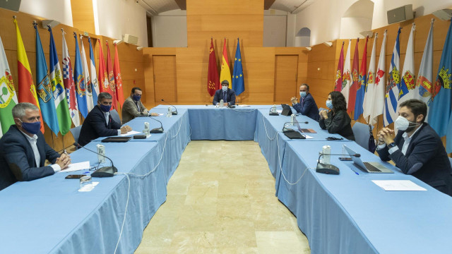 El jefe del Ejecutivo autonómico, Fernando López Miras, preside la mesa de trabajo para diseñar un plan regional de rescate para el sector de la hostelería