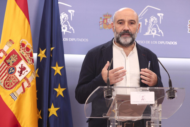 El diputado del BNG en el Congreso, Néstor Rego, interviene en una rueda de prensa celebrada en la Cámara Baja