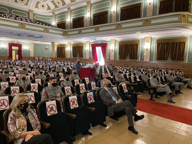 Los profesores y cadetes de la AGM han seguido el evento desde el Salón de Actos y otras dependencias.