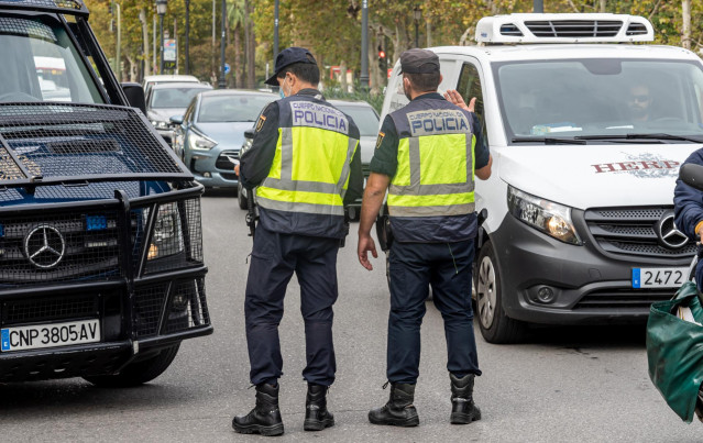 Agentes de la Policía Nacional realizan controles de movilidad en Sevilla