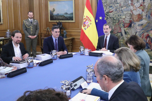 El vicepresidente segundo y ministro de Derechos Sociales y Agenda 2030, Pablo Iglesias (1i), el presidente del Gobierno, Pedro Sánchez (2i), y el Rey Felipe VI (c), durante la primera reunión del Consejo de Seguridad Nacional en el Palacio de la Zarzuela