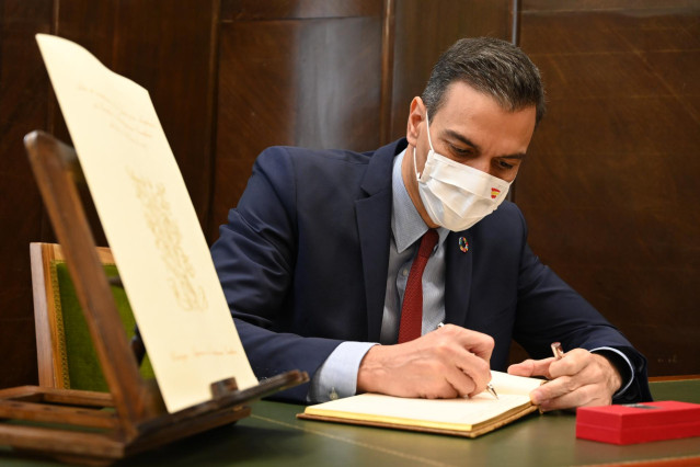El presidente del Gobierno, Pedro Sánchez, firma durante su visita programada al Consejo Superior de Investigaciones Científicas (CSIC), en Madrid (España), a 6 de noviembre de 2020.