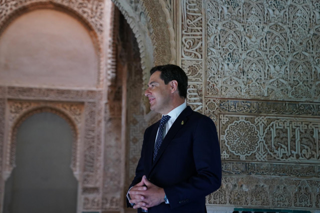 El presidente de la Junta de Andalucía, Juanma Moreno, en la Alhambra de Granada.