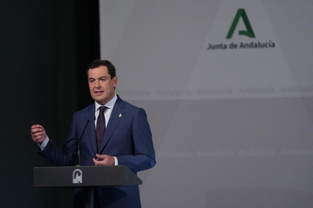 El presidente de la Junta, Juanma Moreno, este domingo durante su comparecencia en el Palacio de San Telmo.