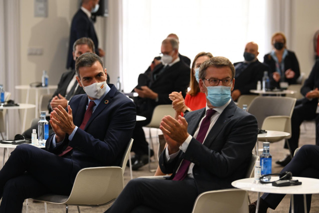 El presidente del Gobierno, Pedro Sánchez (i), y el presidente de la Xunta de Galicia, Alberto Núñez Feijóo, durante el acto de clausura del II Foro La Toja-Vínculo Atlántico celebrado en la Isla de Toja, Pontevedra, Galicia, (España), a 3 de septiembre d