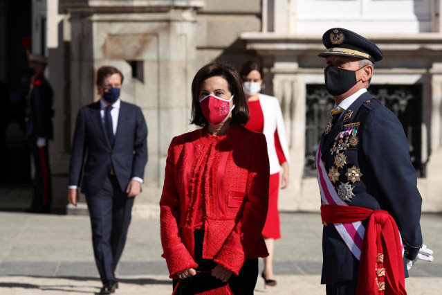 La ministra de Defensa, Margarita Robles, durante el acto militar que se celebra en la plaza de la Armería del Palacio Real con motivo del Día de la Fiesta Nacional o Día de la Hispanidad, en Madrid (España), a 12 de octubre de 2020. La celebración este a