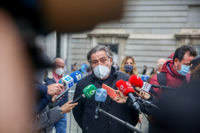 El portavoz municipal del PSOE, Pepu Hernández, responde a los medios a su llegada a la celebración de la misa en honor a Santa María la Real de la Almudena en la catedral homónima, en Madrid