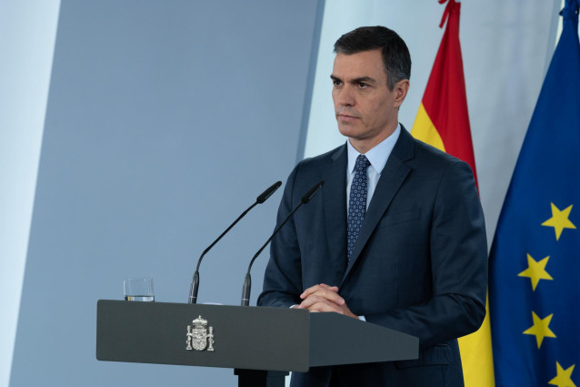 El presidente del Gobierno, Pedro Sánchez, ofrece una rueda de prensa tras el Consejo de Ministros Extraordinario celebrado en Moncloa para declarar el segundo estado de alarma en España por la pandemia del Covid-19, en Madrid (España) a 25 de octubre de