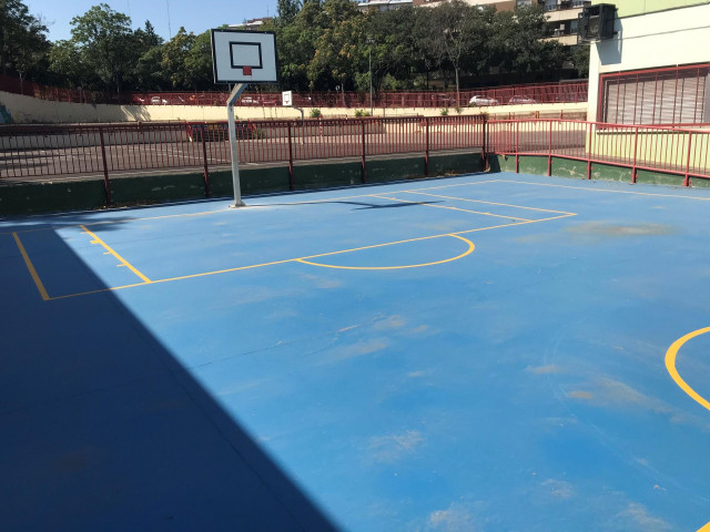Pista deportiva, cancha baloncesto de un colegio
