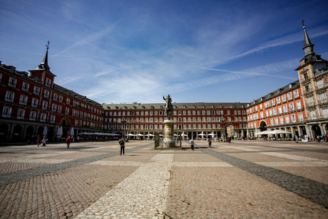 Pocos turistas en la Plaza Mayor de Madrid