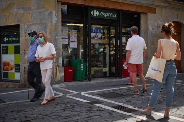 Varias personas guardan turno en la puerta de un supermercado durante el primer fin de semana de fase 2 en la desescalada de la pandemia por coronavirus COVID19.