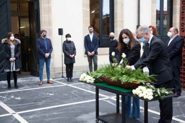 Ofrenda floral del lehendakari y la presidenta de la Cámara.