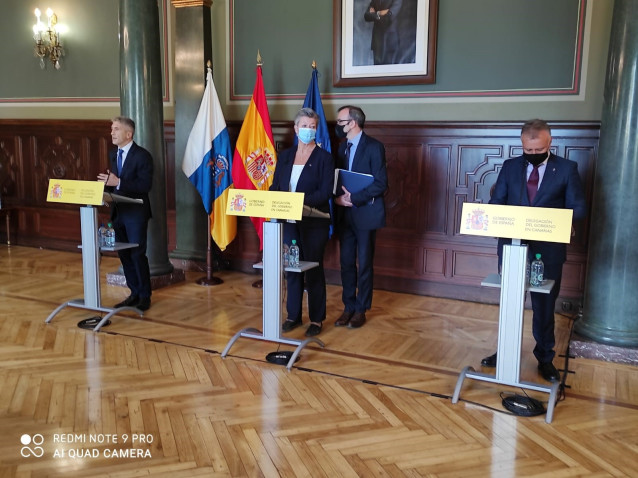 El presidente canario (derecha) junto a la Comisaria europea para Asuntos de Interior, Ylva Johansson, y al ministro de Interior, Fernando Grande Marlaska, en su reciente visita a las Islas