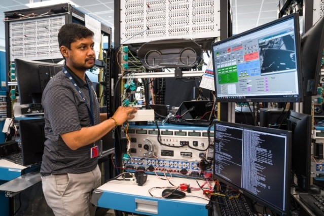 Empleado de General Motors en su puesto de trabajo.